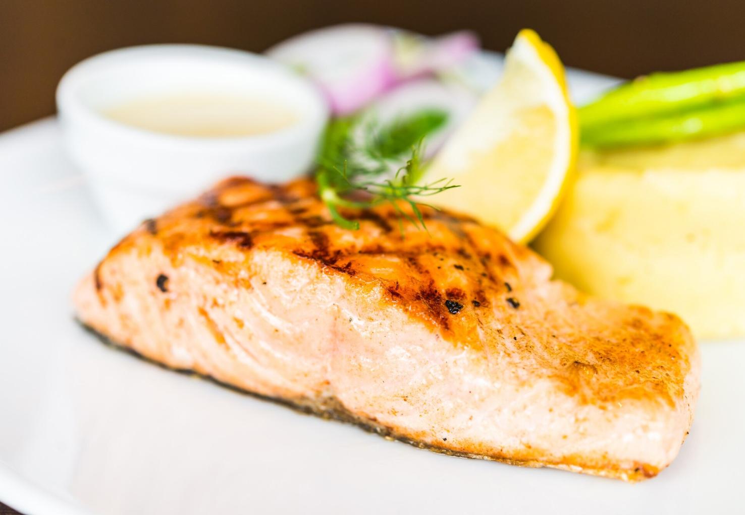 Salmão marinado com limão e alho: frescura cítrica e sabor intenso