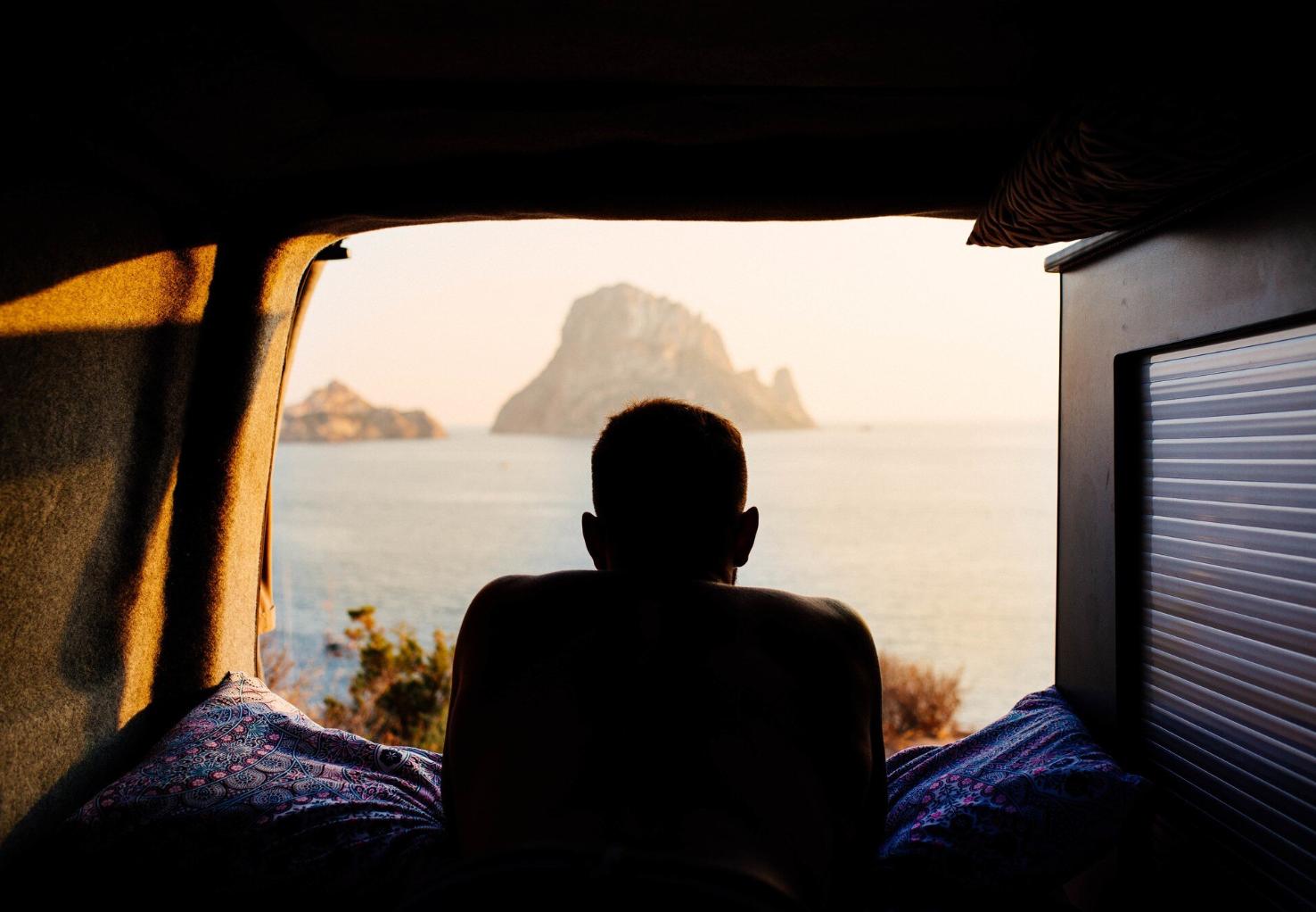 As formas surpreendentes como os viajantes solitários são discriminados